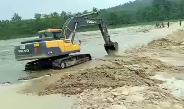 दुम्कीबासको डाइभर्सन बाढीले बगायो, पूर्वपश्चिम राजमार्ग अवरुद्ध